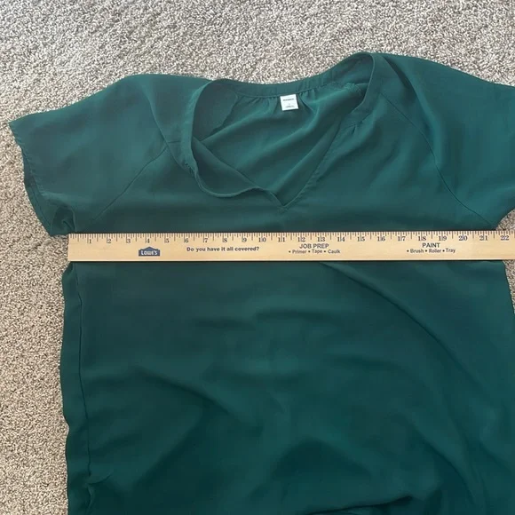 Old Navy Women’s Botanical Green Relaxed Split-Neck Top (23) - Picture 6 of 7